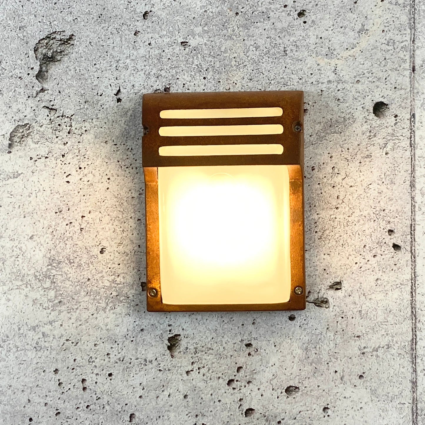 CAVILLA 230V Außenleuchte - Gehäuse aus Metall, Schirm aus Glas, IP44-Schutzart, 40 Watt max.