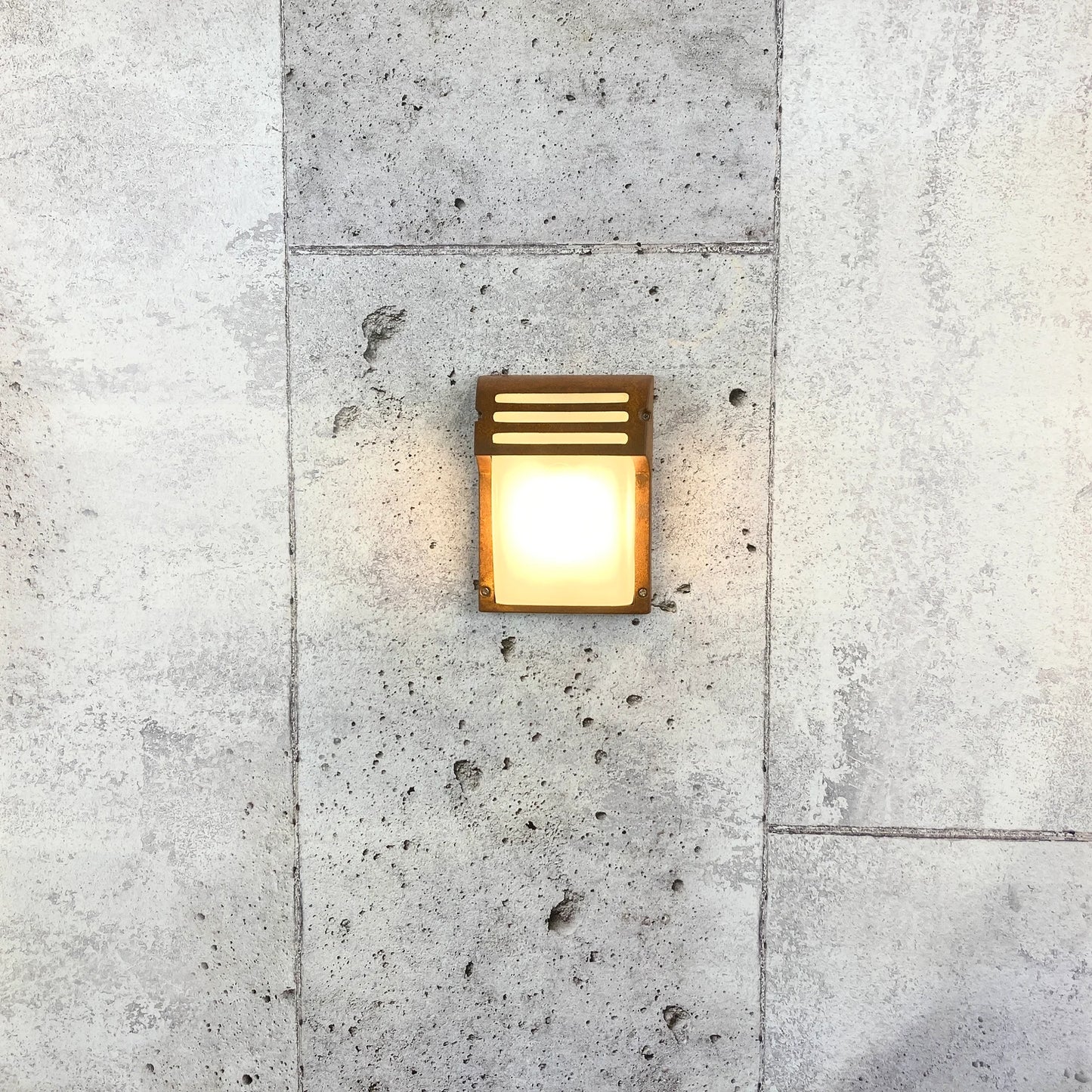 CAVILLA 230V Außenleuchte - Gehäuse aus Metall, Schirm aus Glas, IP44-Schutzart, 40 Watt max.