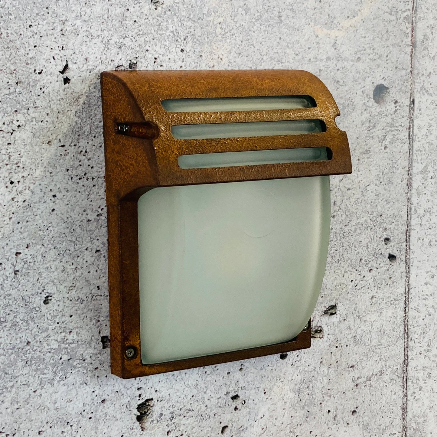 CAVILLA 230V Außenleuchte - Gehäuse aus Metall, Schirm aus Glas, IP44-Schutzart, 40 Watt max.