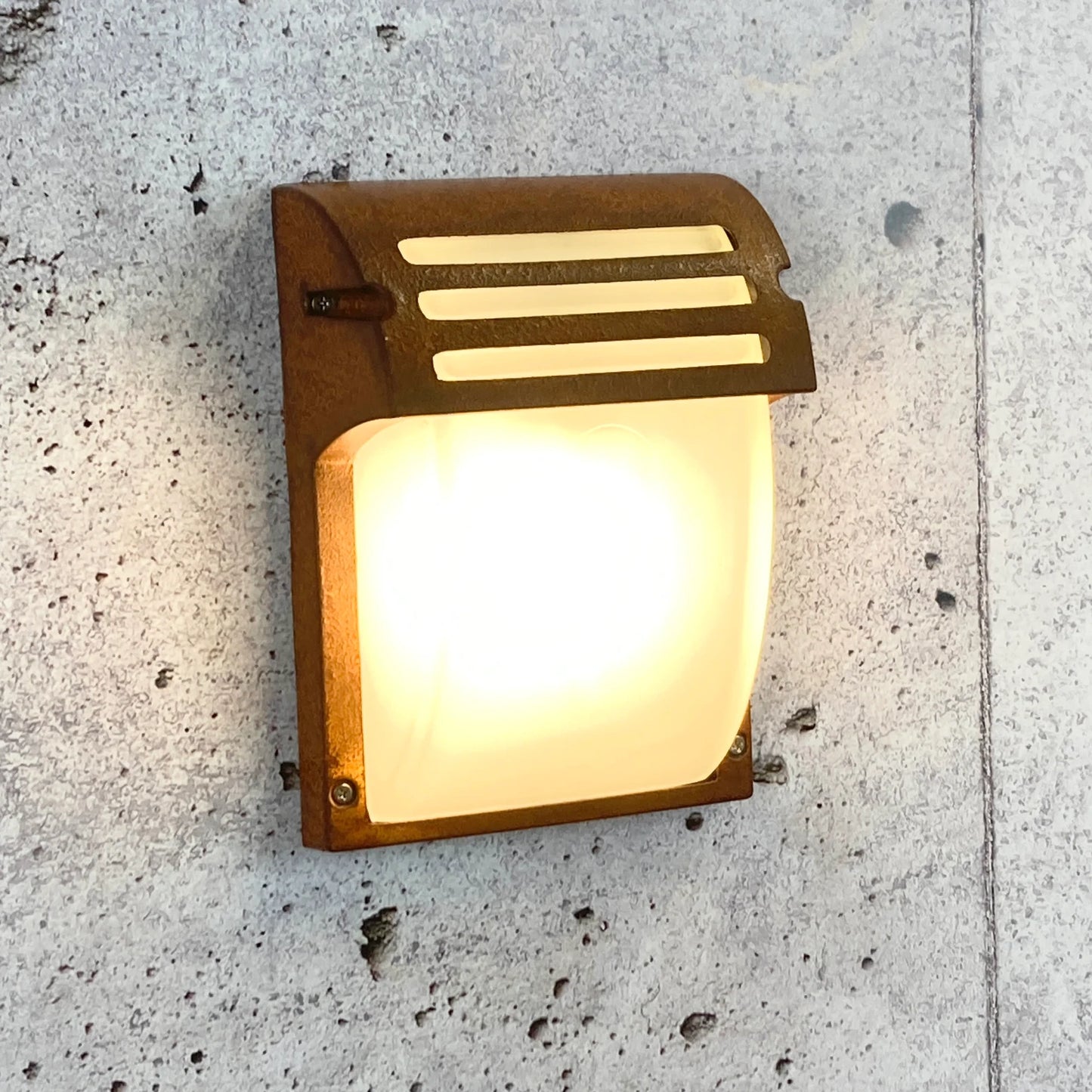 CAVILLA 230V Außenleuchte - Gehäuse aus Metall, Schirm aus Glas, IP44-Schutzart, 40 Watt max.
